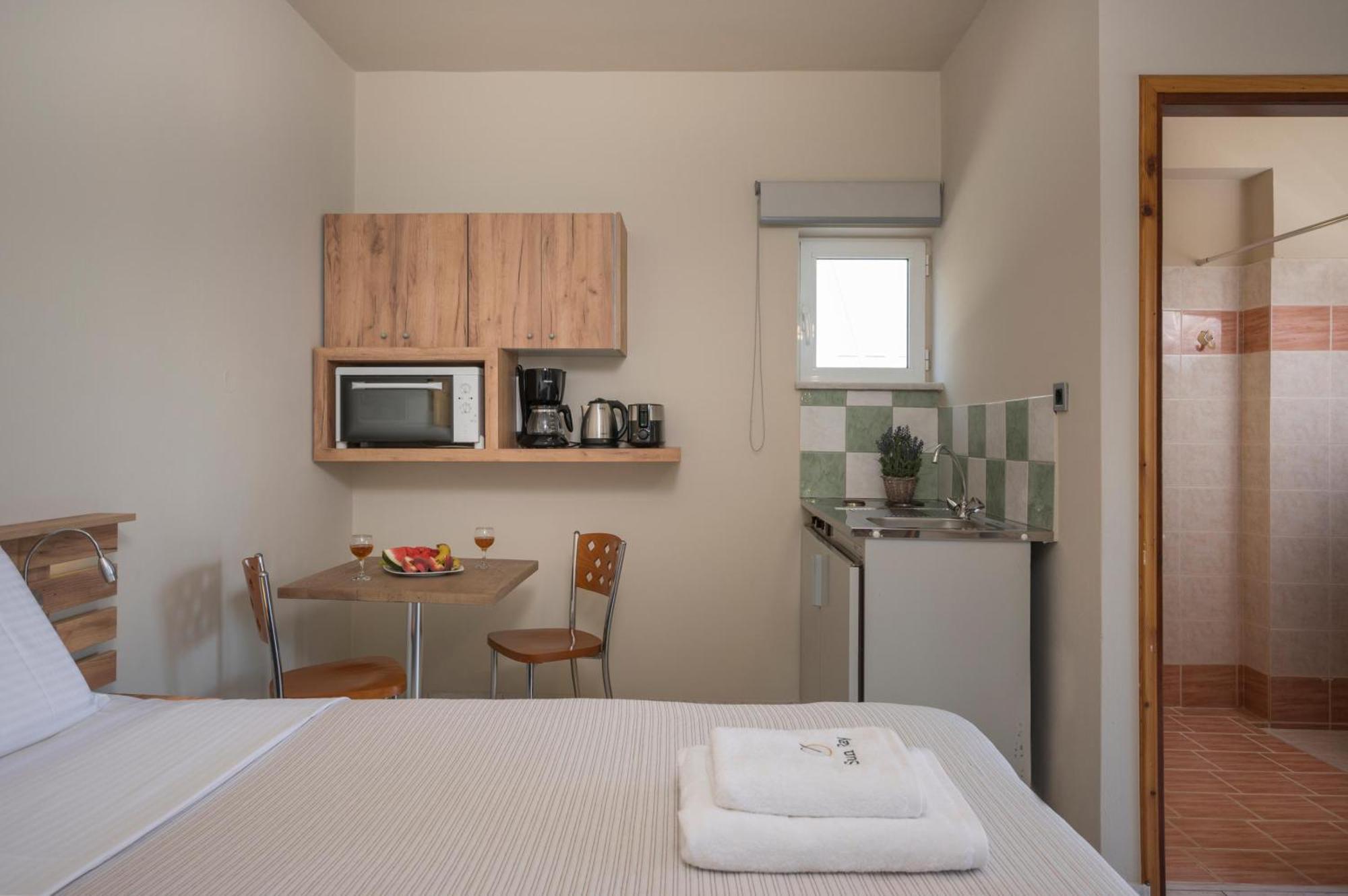 Sun Ray Luxury Apartments Agia Marina Zimmer foto